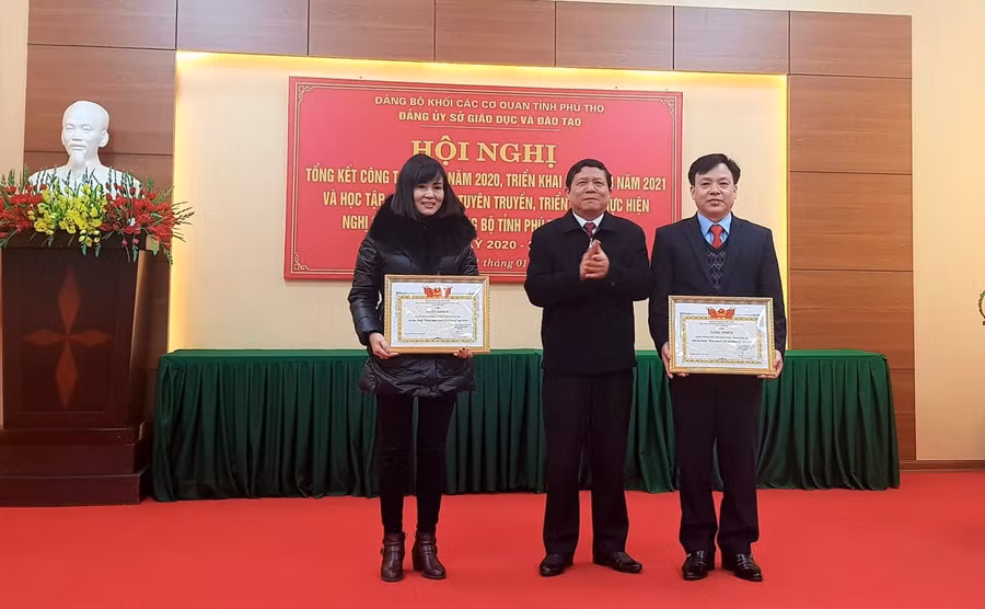 2 tập thể hoàn thành xuất sắc nhiệm vụ được Sở GD&amp;ĐT Phú Thọ tặng Giấy khen