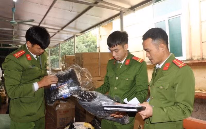 Lực lượng chức năng kiểm tra hàng hóa không có hóa đơn, chứng từ.