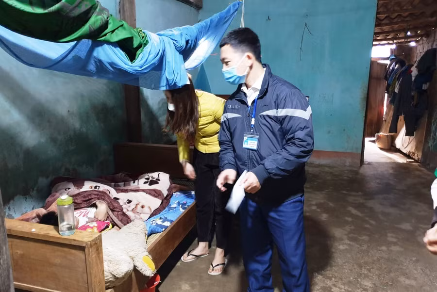 Một học sinh bị mắc bệnh hiểm nghèo, được thầy, cô giáo đến tận giường thăm hỏi, động viên...