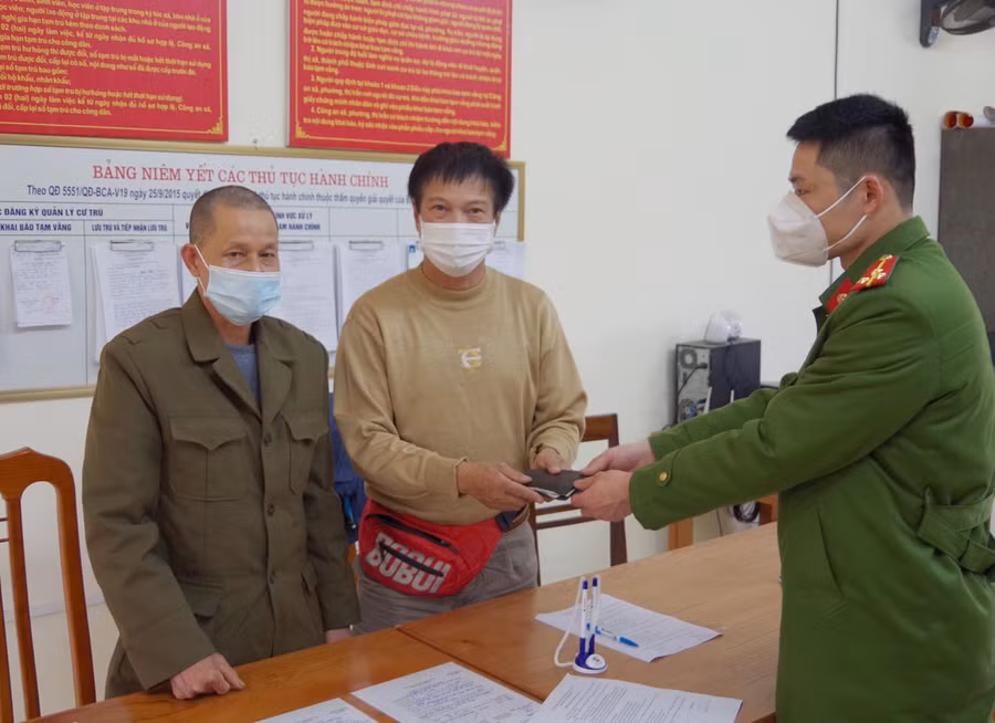 Ông Hải nhận được lại số tài sản đã đánh rơi trước đó. Ảnh: Công an tỉnh Hà Giang
