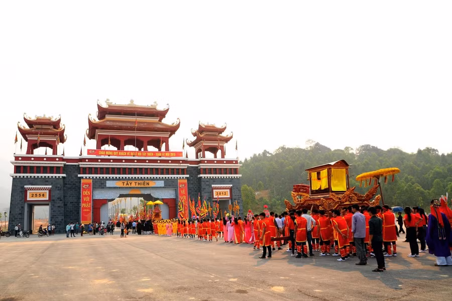 Cổng vào Khu danh thắng Tây Thiên. Ảnh tư liệu.