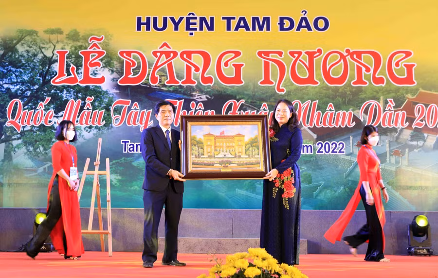 Phó Chủ tịch nước Võ Thị Ánh Xuân tặng quà lưu niệm cho huyện Tam Đảo