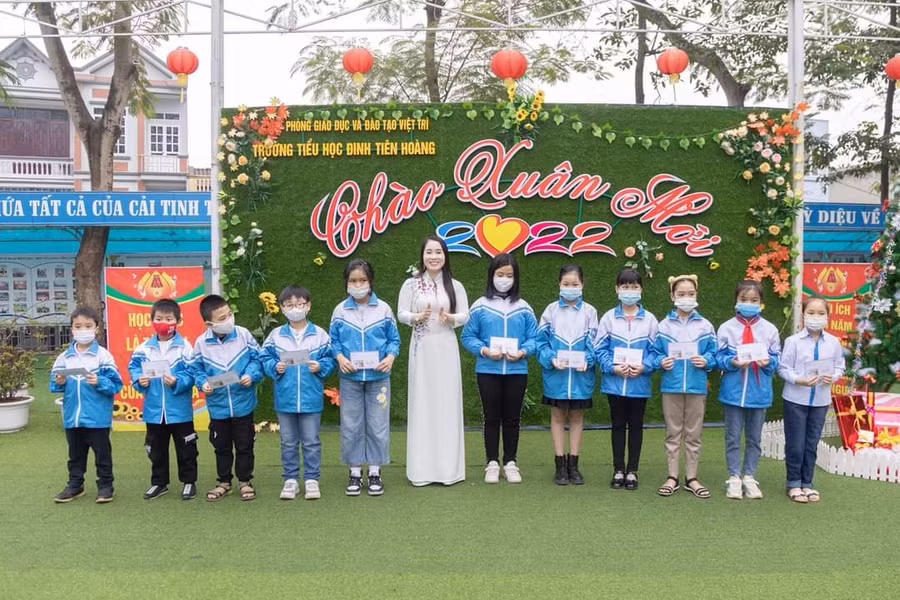 Cô Trần Thị Ánh Nguyệt – Hiệu trưởng Trường TH Đinh Tiên Hoàng trao thưởng cho học sinh