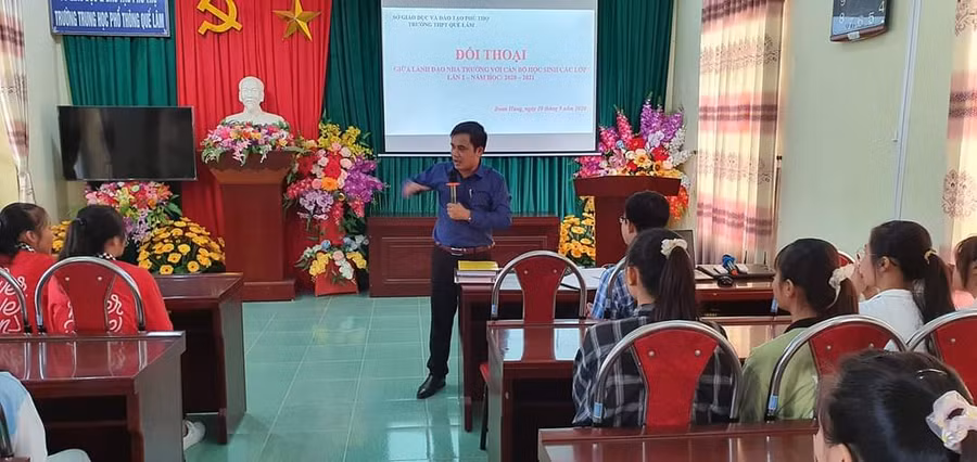 Lãnh đạo Trường THPT Quế Lâm đối thoại với học sinh là cán bộ của các lớp học
