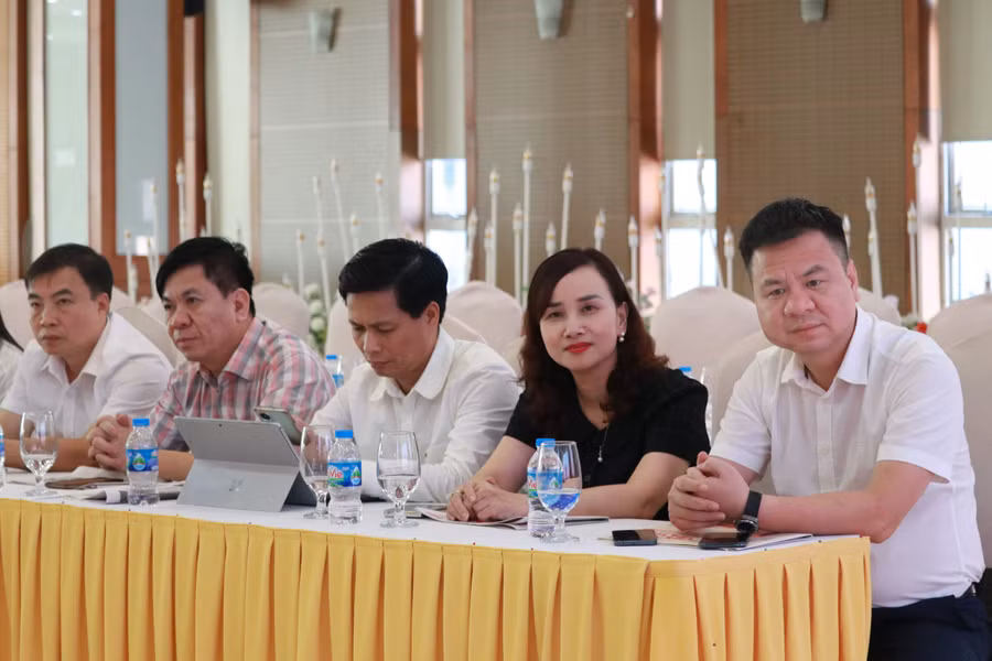 Các đại biểu tham gia chương trình "Đồng hành cùng thầy cô". Các đại biểu tham gia chương trình "Đồng hành cùng thầy cô".