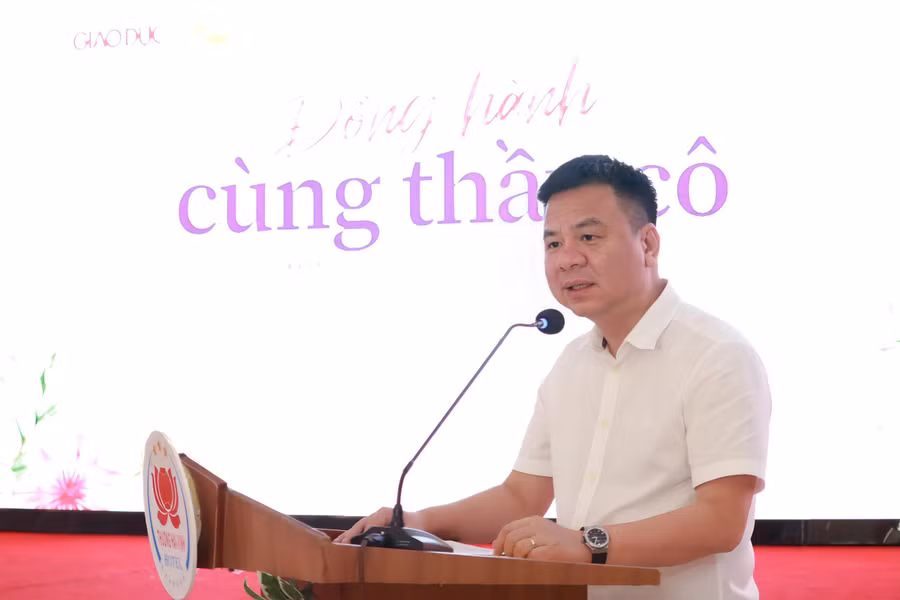 Nhà báo Triệu Ngọc Lâm - Tổng Biên tập Báo Giáo dục và Thời đại chia sẻ tại chương trình "Đồng hành cùng thầy cô". Nhà báo Triệu Ngọc Lâm - Tổng Biên tập Báo Giáo dục và Thời đại chia sẻ tại chương trình "Đồng hành cùng thầy cô".