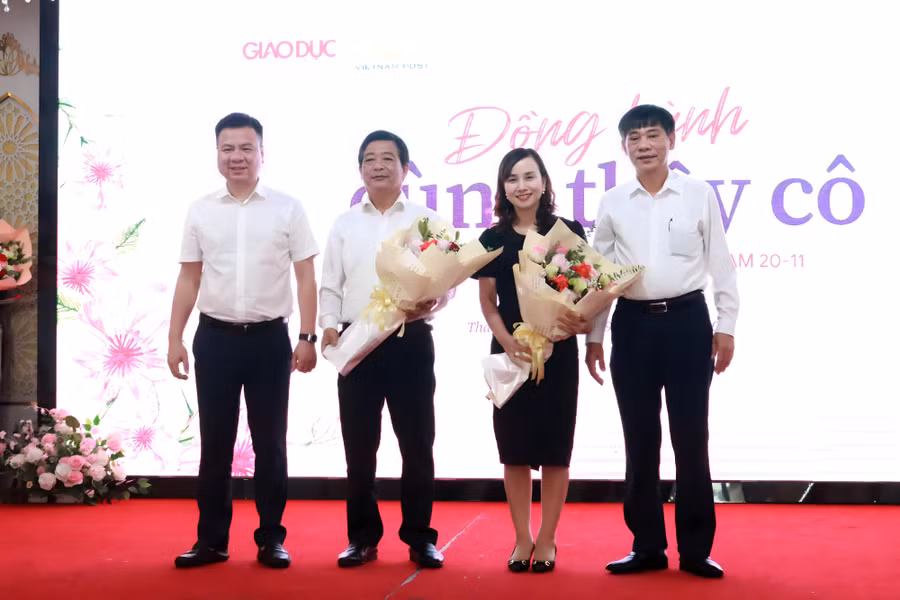 Ban tổ chức chương trình "Đồng hành cùng thầy cô" tặng hoa tri ân đến đại diện các Sở GD&ĐT tham gia chương trình. Ban tổ chức chương trình "Đồng hành cùng thầy cô" tặng hoa tri ân đến đại diện các Sở GD&ĐT tham gia chương trình.