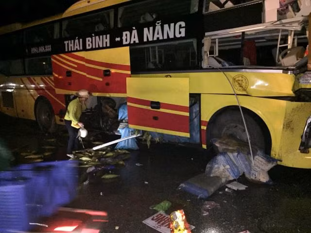 Do lực tông quá mạnh, khiến chiế xe khách văng vào tường của một nhà dân ven đường.