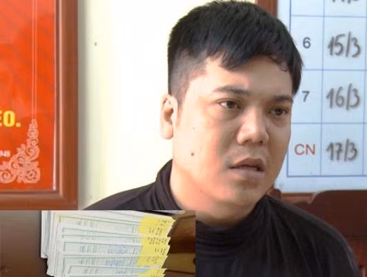 Hoàng Quang Hùng và các tang vật vụ án do công an thu được. Ảnh: Công an cung cấp.