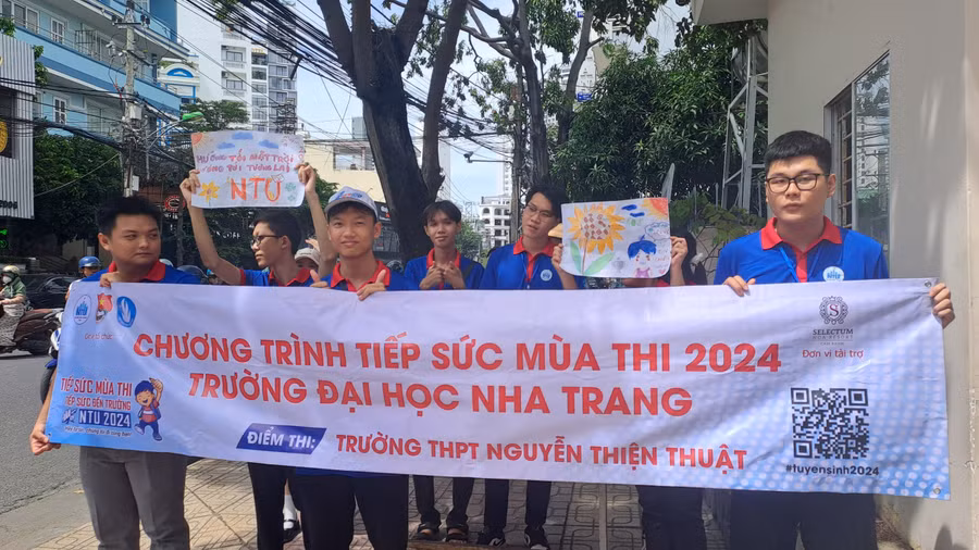 Đội tiếp sức mùa thi Trường Đại học Nha Trang tại điểm Trường THPT Nguyễn Thiện Thuật. (Ảnh: NTU)