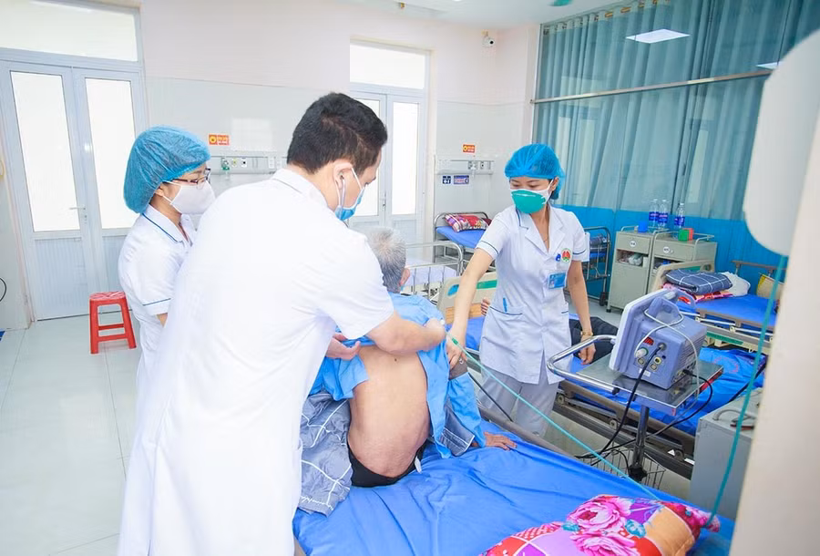 Các y bác sĩ Bệnh viện Phổi tỉnh Phú Thọ tận tình khám chữa bệnh cho người dân.