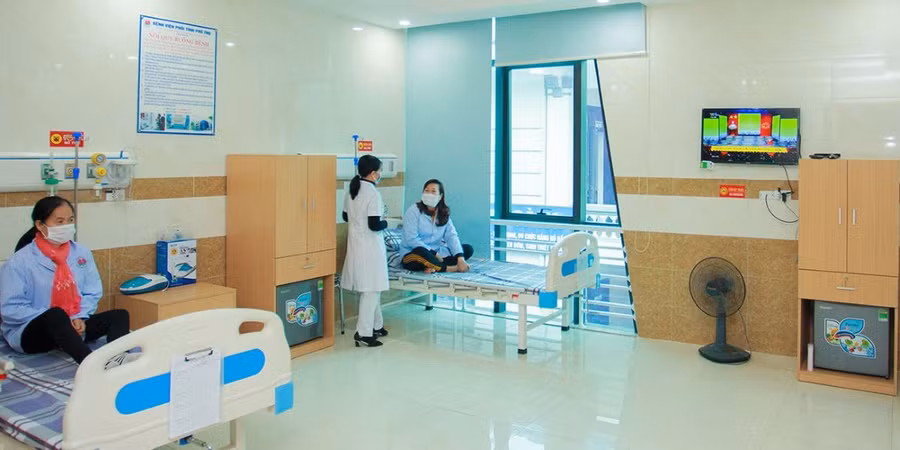Phòng điều trị tại Bệnh viện Phổi tỉnh Phú Thọ khang trang, đầy đủ tiện nghi.
