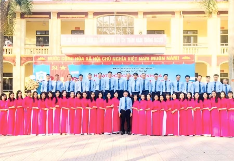 Tập thể cán bộ, giáo viên, nhân viên trường THCS Yên Lạc.