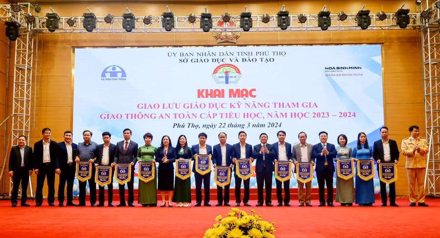 Ban tổ chức trao cờ cho các đơn vị tham gia giao lưu. Ban tổ chức trao cờ cho các đơn vị tham gia giao lưu.