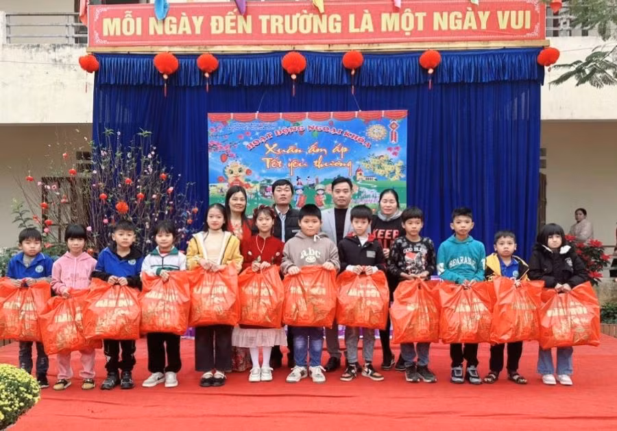 Lãnh đạo Trường Tiểu học Hà Lộc 2 trao quà cho các em HS tại hoạt động ngoại khóa "Xuân ấm áp - Tết yêu thương".