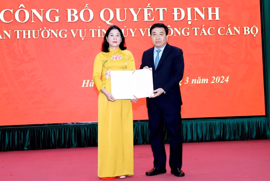 Quyền Bí thư Tỉnh ủy Hà Giang - Nguyễn Mạnh Dũng trao quyết định của Ban Thường vụ Tỉnh ủy cho bà Chúng Thị Chiên. (Ảnh: Văn Nghị)