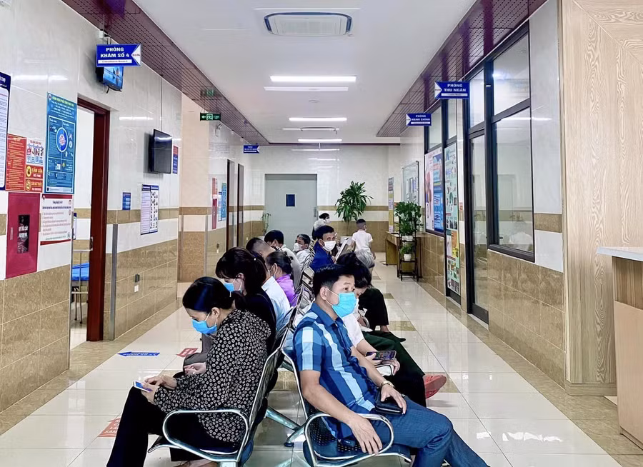 Khu vực chờ khám bệnh tại Bệnh viện Phổi tỉnh Phú Thọ sạch đẹp.