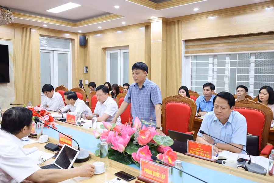 Bí thư Huyện ủy Đoan Hùng Lê Văn Phượng phát biểu tại hội nghị. Bí thư Huyện ủy Đoan Hùng Lê Văn Phượng phát biểu tại hội nghị.