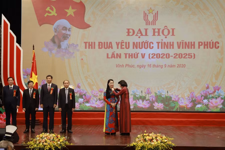 Thừa ủy quyền của Chủ tịch nước, Phó Chủ tịch nước Đặng Thị Ngọc Thịnh trao Huân chương Lao động hạng Nhì cho Bí thư Tỉnh ủy Vĩnh Phúc Hoàng Thị Thúy Lan