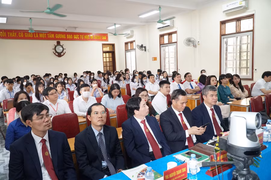 Các đại biểu, chuyên gia, nhà khoa học, diễn giả cùng học sinh Trường THPT Hà Huy Tập (TP Vinh, Nghệ An) tham gia hội thảo. Ảnh: Hồ Lài.