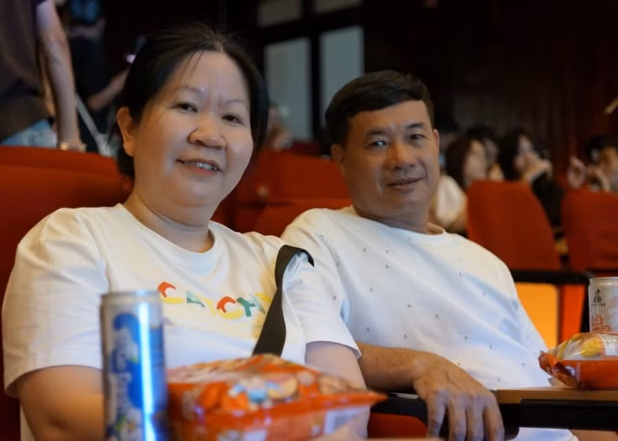 Không chỉ có các bạn trẻ, chương trình còn nhận được sự quan tâm của các bậc phụ huynh. Ảnh: Đình Khải