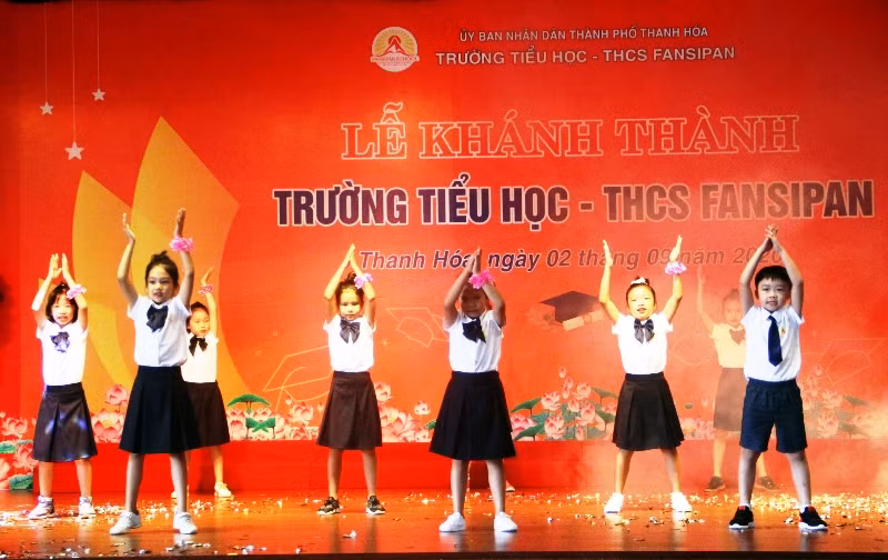 Một tiết mục văn nghệ của học sinh Trường Tiểu học và THCS Fansipan trong buổi lễ khánh thành.