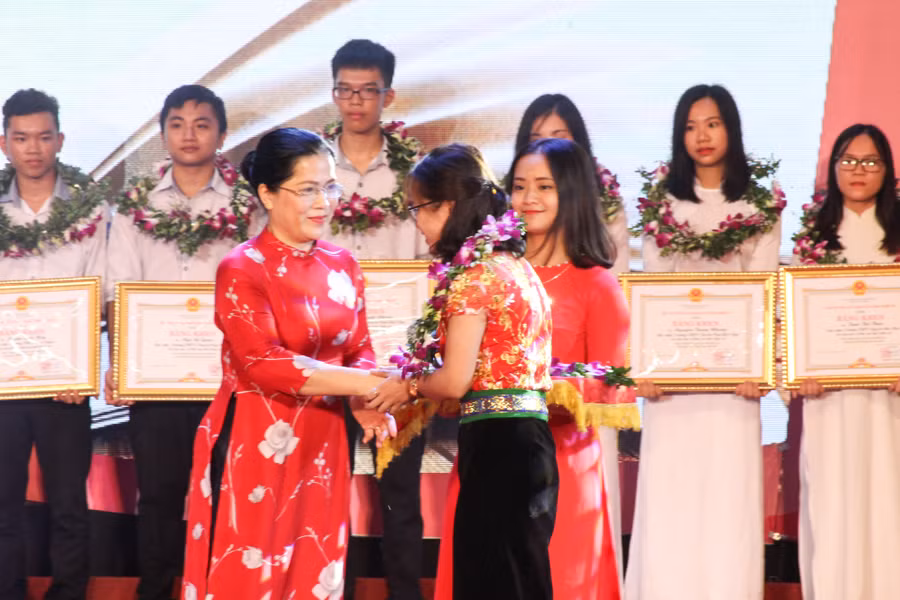 Trong số các học sinh đạt điểm cao kỳ thi THPT quốc gia 2018 có nhiều em hoàn cảnh gia đình khó khăn, người dân tộc thiểu số