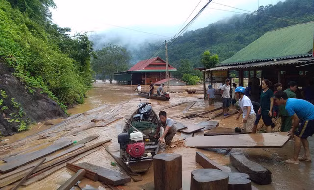 Người dân di dời tài sản chạy lũ