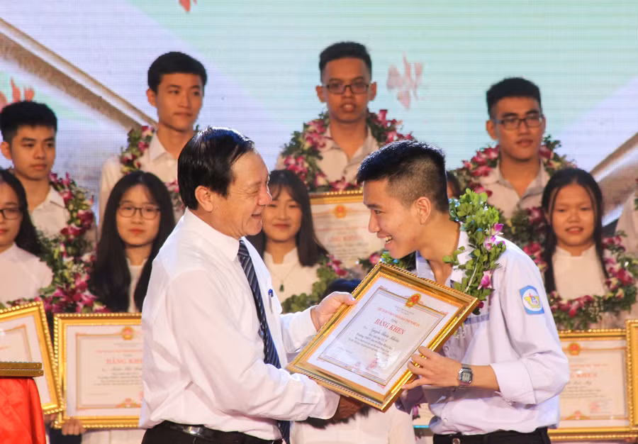 Ông Lê Minh Thông - Phó Chủ tịch UBND tỉnh Nghệ An trao bằng khen cho học sinh xuất sắc