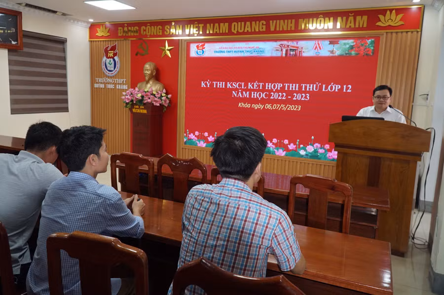 Hội đồng thi Trường THPT Huỳnh Thúc Kháng (TP Vinh) họp triển khai tổ chức khảo sát chất lượng cuối năm kết hợp thi thử tốt nghiệp năm 2023. Ảnh: Hồ Lài.