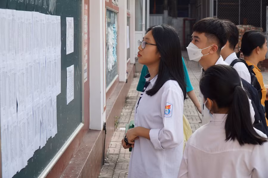 Thí sinh xem số báo danh, sơ đồ phòng thi tại Trường THPT Huỳnh Thúc Kháng (TP Vinh, Nghệ An). Ảnh: Hồ Lài.