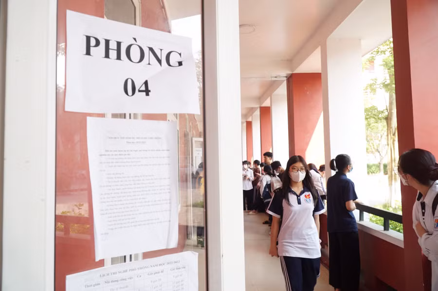 Dù là kỳ thi thử nhưng hình thức tổ chức giống như thi thật, thí sinh được chia về các phòng thi, đánh số báo danh theo thứ tự bảng chữ cái. Ảnh: Hồ Lài.