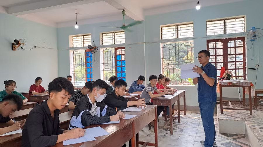 Giáo viên Trường THPT Quế Phong (Nghệ An) phổ biến quy chế thi trước khi thí sinh dự thi thử môn Ngữ văn sáng 6/5. Ảnh: Hồ Lài.