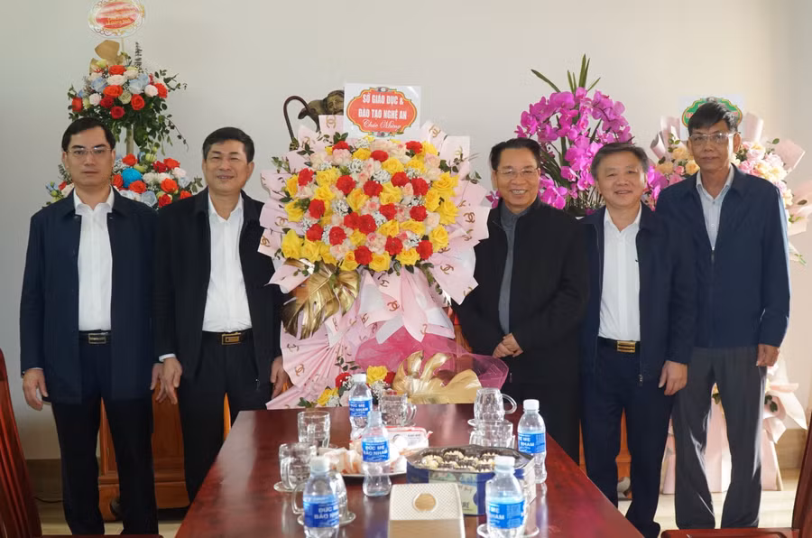 Đoàn công tác Sở GD&amp;ĐT Nghệ An chúc mừng Giáng sinh đến cha Martino Nguyễn Xuân Hoàng – quản giáo xứ Bảo Nham (xã Bảo Thành, huyện Yên Thành).