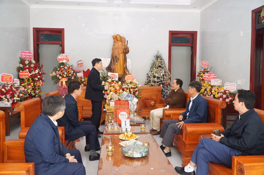 Ông Thái Văn Thành - Giám đốc Sở GD&amp;ĐT Nghệ An mong muốn các cha quản giáo xứ, giáo hạt... tiếp tục quan tâm, hỗ trợ cho học sinh, các thầy cô giáo và nhà trường.