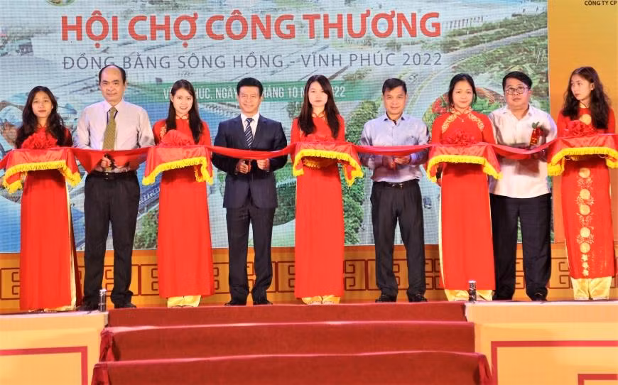 Phó Chủ tịch UBND tỉnh Vũ Chí Giang cùng các đại biểu cắt băng khai mạc hội chợ công thương Đồng bằng Sông Hồng - Vĩnh Phúc 2022.