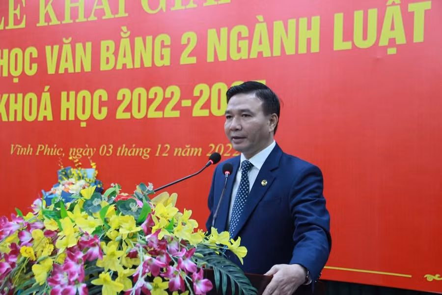 TS Chu Mạnh Hùng – Chủ tịch Hội đồng trường Đại học Luật Hà Nội phát biểu tại lễ khai giảng. TS Chu Mạnh Hùng – Chủ tịch Hội đồng trường Đại học Luật Hà Nội phát biểu tại lễ khai giảng.