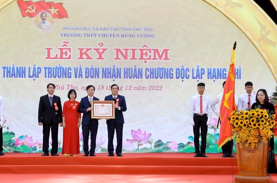 Thừa ủy quyền của Chủ tịch nước CHXHCN Việt Nam, Bí thư Tỉnh ủy Phú Thọ Bùi Minh Châu trao Huân chương Độc Lập hạng Nhì cho Trường THPT Chuyên Hùng Vương.