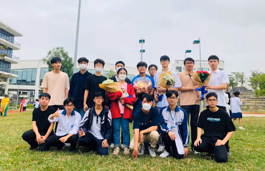 Phùng Công Hiếu và nhóm bạn giờ đã trở thành sinh viên các trường đại học Phùng Công Hiếu và nhóm bạn giờ đã trở thành sinh viên các trường đại học