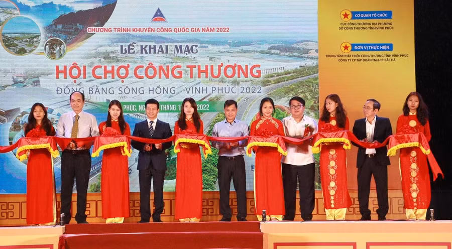 Phó Chủ tịch UBND tỉnh Vũ Chí Giang; Trưởng Ban Dân vận Tỉnh ủy Nguyễn Thanh Tùng cùng các đại biểu cắt băng khai mạc hội chợ. Ảnh: Thế Hùng
