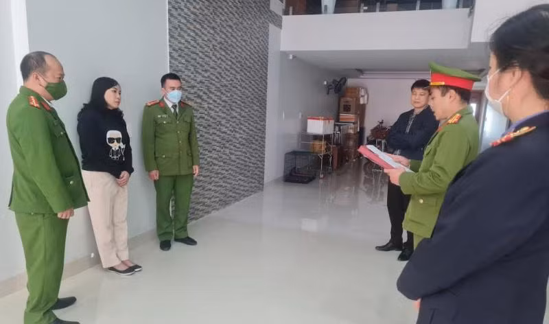 Cán bộ điều tra tống đạt quyết định khởi tố bị can đối với Đặng An Nhàn. Ảnh: Công an tỉnh Hà Giang.