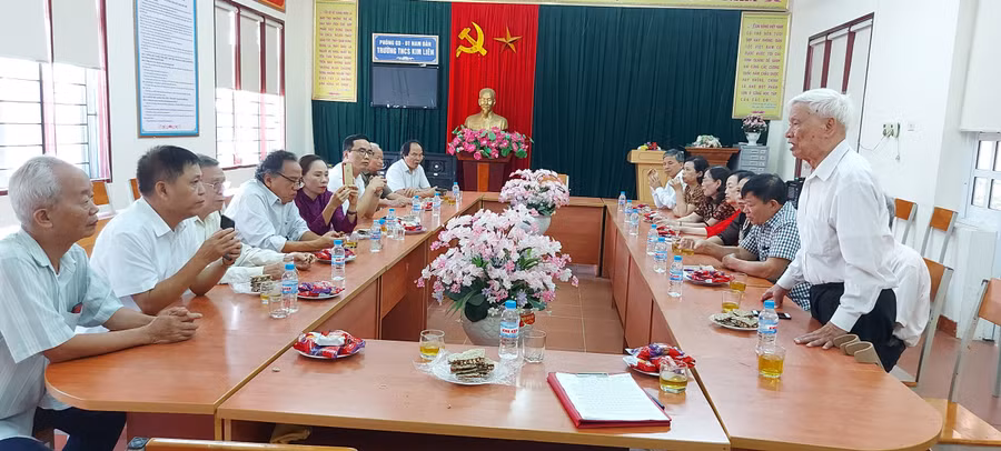 Thầy Hoàng Nguyên gặp mặt các cựu nhà giáo đã từng gắn bó, công tác tại Trường THCS Kim Liên và chia sẻ hành trình tìm lại bức chân dung Bác bị thất lạc. Ảnh: NTCC.