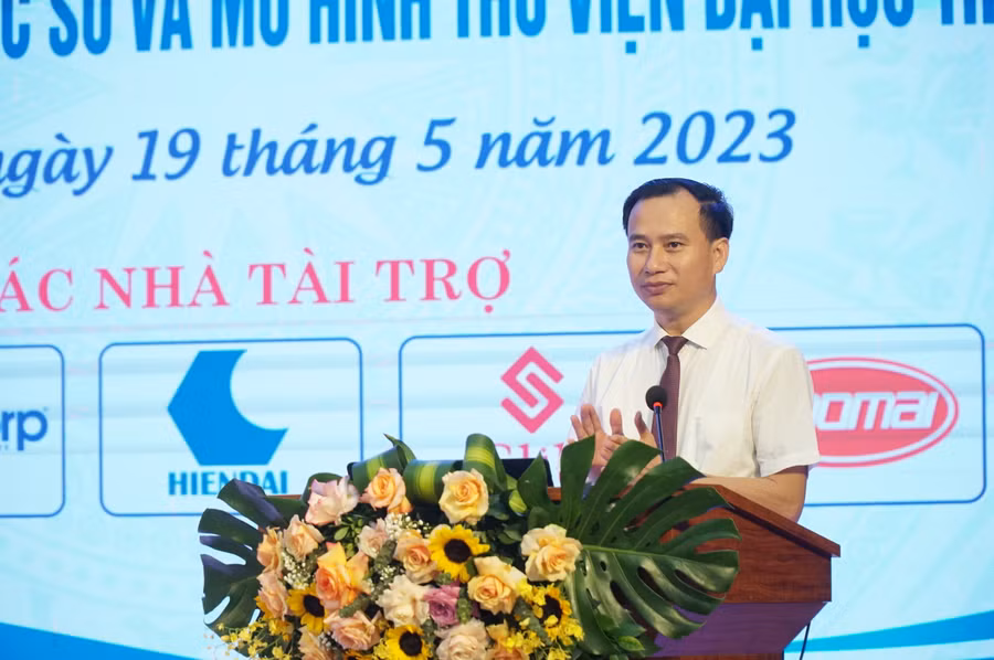 GS.TS. Nguyễn Huy Bằng – Hiệu trưởng, Chủ tịch Hội đồng Khoa học và Đào tạo Trường Đại học Vinh phát biểu tại khai mạc hội thảo. Ảnh: Hồ Lài.