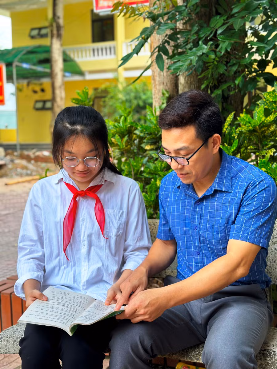 Thầy giáo Hoàng Duy Huy hướng dẫn bài học cho em Nguyễn Hà Phương. Ảnh: NVCC.