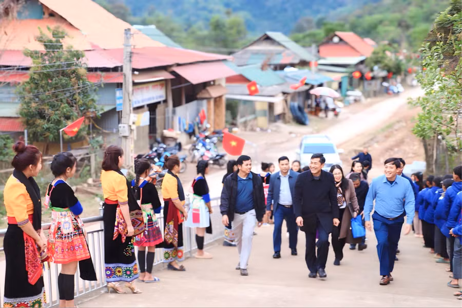 Đoàn công tác Sở GD&amp;ĐT Nghệ An đến thăm Trường Phổ thông Dân tộc bán trú THCS Mai Sơn, huyện Tương Dương. Ảnh: Hồ Lài