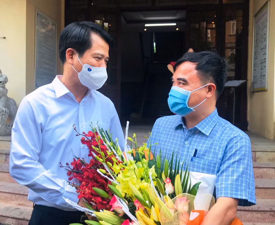 Ông Đào Xuân Yên (trái) - Trưởng ban Tuyên giáo Tỉnh ủy Thanh Hóa tặng hoa cho trường đoàn bác sĩ trước lúc lên đường hỗ trợ TP Hồ Chí Minh và Bình Dương chống dịch Covid-19.