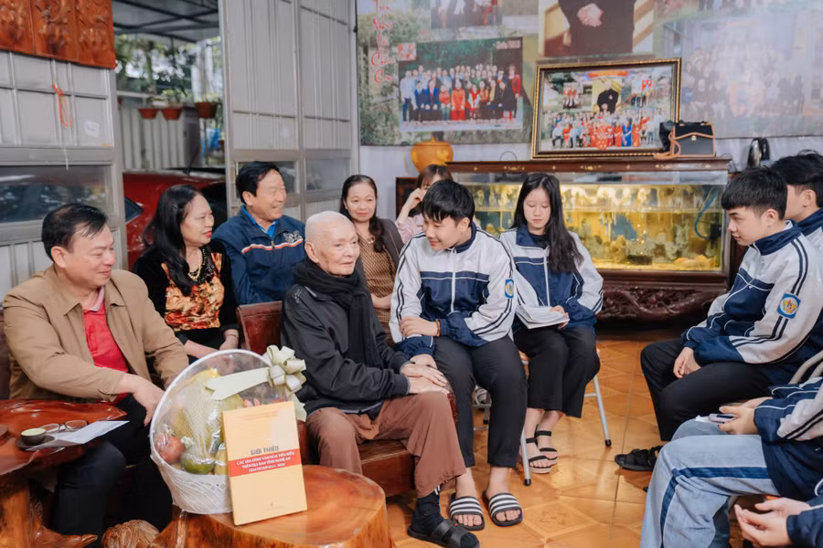 Nhóm tác giả cùng các bạn học trong lớp đến thăm gia đình văn hóa tiêu biểu tại TP Vinh, Nghệ An. Ảnh: NVCC.