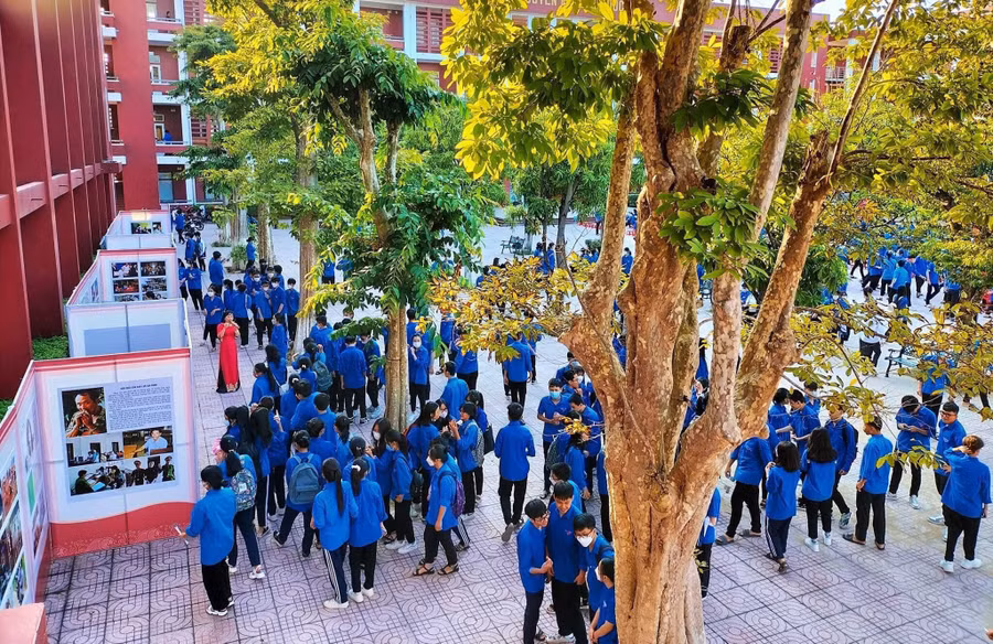 Triển lãm tranh về đề tài hiếu nghĩa được đông đảo các bạn học sinh THPT đón nhận. Ảnh: NVCC.