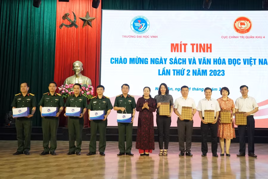 Bà Nguyễn Thu Hường - Trưởng ban Tuyên giáo tỉnh ủy Nghệ An trao quà lưu niệm cho Cục Chính trị Quân khu IV và Trường ĐH Vinh nhân dịp mít tinh chào mừng Ngày Sách và Văn hóa đọc Việt Nam năm 2023. Ảnh: Hồ Lài. Bà Nguyễn Thu Hường - Trưởng ban Tuyên giáo tỉnh ủy Nghệ An trao quà lưu niệm cho Cục Chính trị Quân khu IV và Trường ĐH Vinh nhân dịp mít tinh chào mừng Ngày Sách và Văn hóa đọc Việt Nam năm 2023. Ảnh: Hồ Lài.