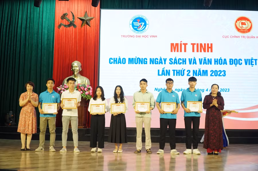 Trao thưởng cho sinh viên có đóng góp trong phong trào phát triển văn hóa đọc. Ảnh: Hồ Lài. Trao thưởng cho sinh viên có đóng góp trong phong trào phát triển văn hóa đọc. Ảnh: Hồ Lài.